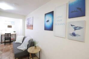 Living area - 1bd Getaway @ Alki Beachfront•BED 2 BEACH 59 STEPS (Seattle)