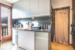 Mikrowelle, Geschirrspüler, Wasserkocher mit Kaffee-/Teezubehör, Toaster