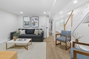 TV - Beautifully renovated one-bedroom in Queen West! (Toronto)