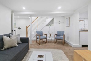 TV - Beautifully renovated one-bedroom in Queen West! (Toronto)