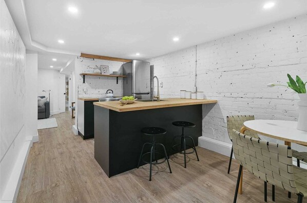 Dining - Beautifully renovated one-bedroom in Queen West! (Toronto)
