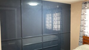 3 عدّة غرف نوم ومكواة/لوح كي وخدمة الإنترنت وملاءات أسرّة