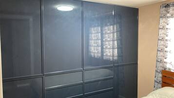 3 bedrooms, iron/ironing board, internet, bed sheets