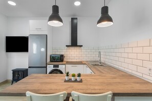 Microwave, coffee/tea maker, electric kettle, toaster