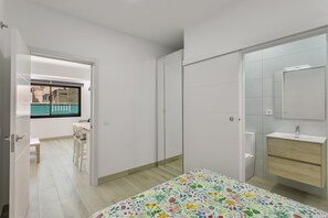 1 habitación, tabla de planchar con plancha, wifi y ropa de cama 