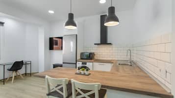 Microwave, coffee/tea maker, electric kettle, toaster
