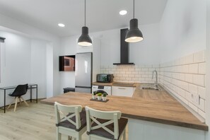 Microwave, coffee/tea maker, electric kettle, toaster - Vacation Apartment 'Isleta - Segundo A' with Wi-Fi (Las Palmas)