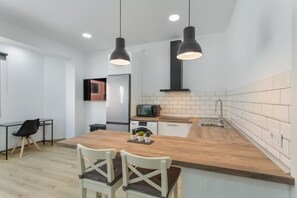 Microwave, coffee/tea maker, electric kettle, toaster