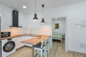 Een microgolfoven, een koffiezetapparaat/waterkoker, een waterkoker