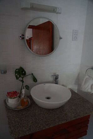 Dusche, Haartrockner, Handtücher, Seife