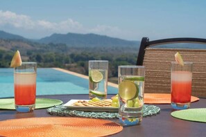 Outdoor dining - Casa Amarillo Jaco Beach (Playa Hermosa)
