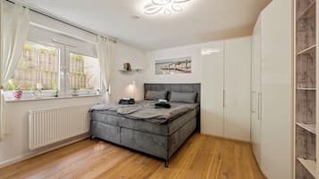 3 slaapkamers, een strijkplank/strijkijzer, internet, beddengoed