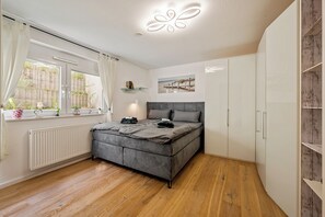 3 多间卧室、熨斗/熨衣板、上网接入、床单