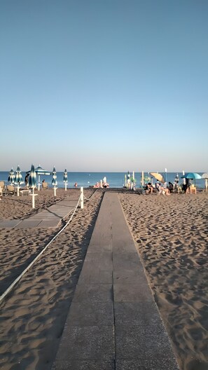 Una spiaggia nelle vicinanze