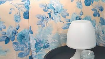 2 habitaciones, tabla de planchar con plancha y ropa de cama