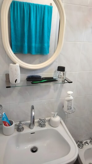 Shower, hair dryer, towels - Holiday Home 'Terdom' with Private Terrace, Garden, and Air Conditioning (Terracina)