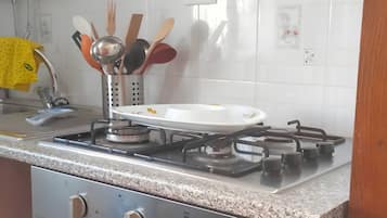 Frigorifero, microonde, piano cottura, macchina per tè/caffè