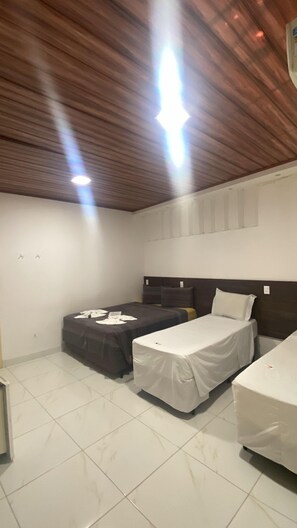 办公桌、熨斗/熨板、免费 WiFi、床单