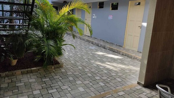 تلفزيون ذكي بحجم 40-بوصة يعرض قنوات تلفزيونية باشتراك مدفوع