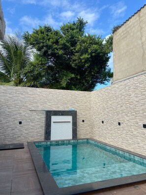 تلفزيون ذكي بحجم 40-بوصة يعرض قنوات تلفزيونية باشتراك مدفوع