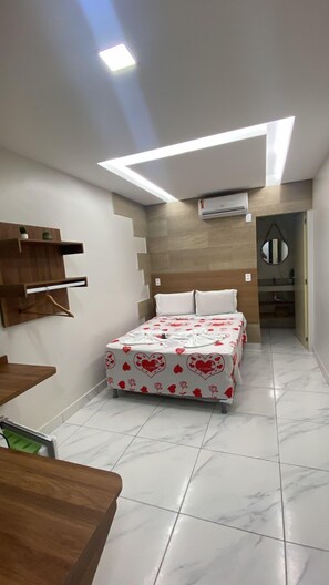 舒适双人房, 1 张大床, 私人浴室 | 办公桌、熨斗/熨板、免费 WiFi、床单