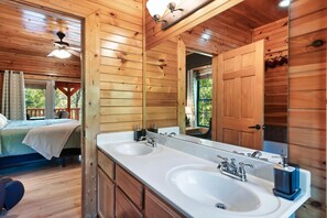 5 bedrooms, iron/ironing board, free WiFi, bed sheets