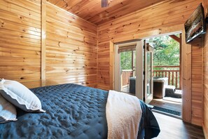 5 bedrooms, iron/ironing board, free WiFi, bed sheets
