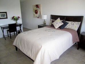 Superior Condo, Canal View | Free WiFi - Golden Isles Hallandale Water view (Hallandale Beach)