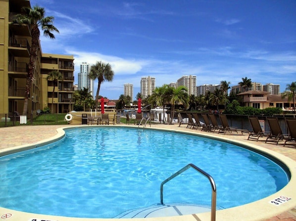 Piscine extérieure, parasols de plage, chaises longues