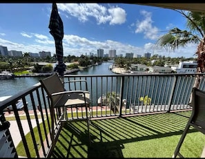 Appart'hôtel Supérieur, vue canal | Terrasse/Patio