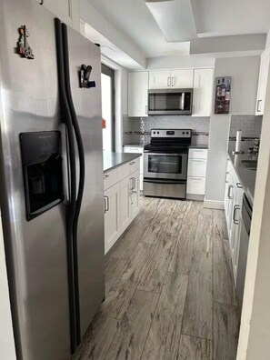 Superior Condo, Canal View | Private kitchen
