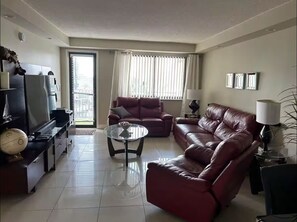 Superior Condo, Canal View | Living area