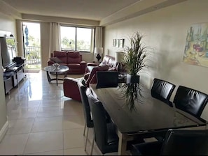 Superior Condo, Canal View | Living area