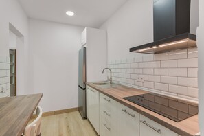 Microwave, coffee/tea maker, electric kettle, toaster