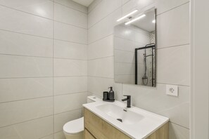 Regadera, secadora de cabello, toallas 