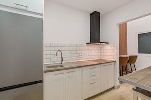 Microwave, coffee/tea maker, electric kettle, toaster