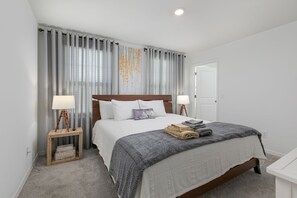 4 chambres, coffres-forts dans les chambres, bureau, lit parapluie