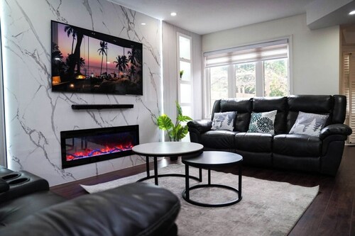 A luxury 4 bedroom and three bathrooms home with two sitting rooms and backyard