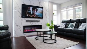Una televisión, una chimenea