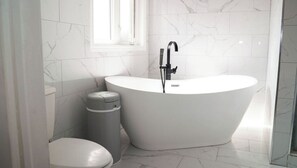Shower, jetted tub, hair dryer, towels