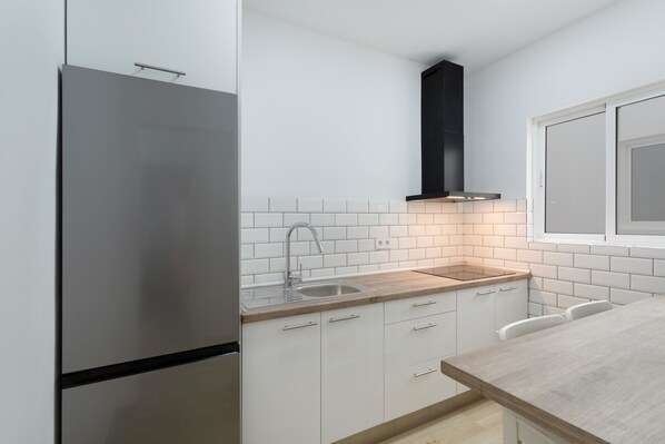 Microwave, coffee/tea maker, electric kettle, toaster