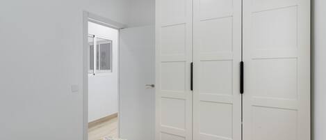 2 عدّة غرف نوم ومكواة/لوح كي وواي فاي وملاءات أسرّة