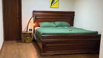 Habitación básica, patio | Escritorio y wifi gratis