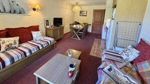 A cozy living room with a sofa, a dining table, and a TV. - 3rd floor, swimming pool, terrace, parking, tv, ski locker, 58m², Vars (Vars)