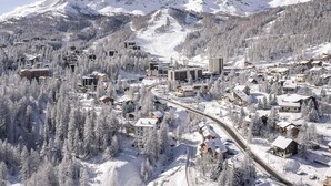 Aerial view - 3rd floor, swimming pool, terrace, parking, tv, ski locker, 58m², Vars (Vars)