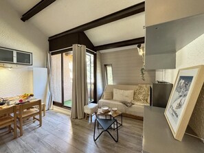 Living area - 300m from resort center, terrace, tv, ski locker, 40m², Vars (Vars)