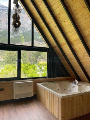 Bungalow, Bergblick | Badezimmer | Kostenlose Toilettenartikel, Haartrockner, Handtücher, Seife