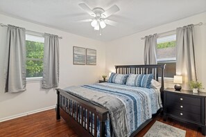 1 slaapkamer, een strijkplank/strijkijzer, internet, beddengoed