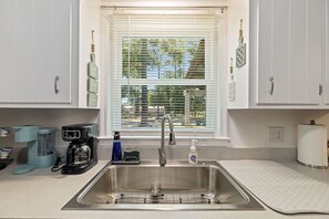 Fridge, microwave, oven, stovetop - Dragan Lagoon - Midtown, bike trails (Wilmington)