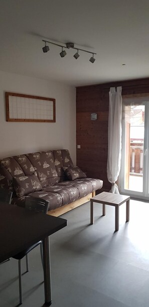 Living area - Wifi, 150m from ski slopes, 1st floor, terrace, parking, tv, ski locker, 42m², Les Gets (Les Gets)